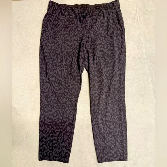 Lululemon On The Fly 7/8 Pant Women Black Camo Relaxed Fit Drawstring Waist - Picture 2 of 7